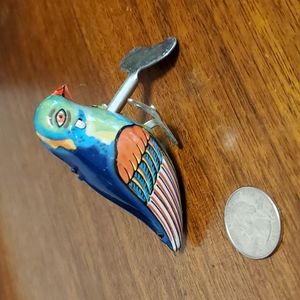 Metal  Little bird windup toy who hops around Vintage